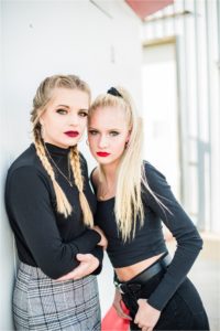 senior girls in a sugar shack styled shoot11