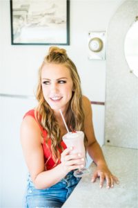 senior girls in a sugar shack styled shoot17
