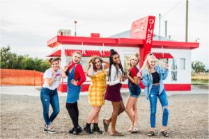 senior girls in a sugar shack styled shoot51